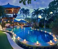 Villa Asta, Pool bei Nacht